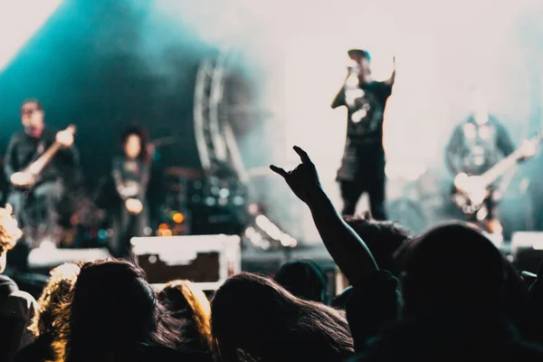 Menschenmenge Bei Konzert Und Silhouetten Bühnenlicht — Stockfoto