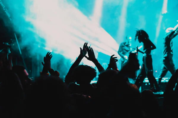 Menschenmenge Bei Konzert Und Silhouetten Bühnenlicht — Stockfoto