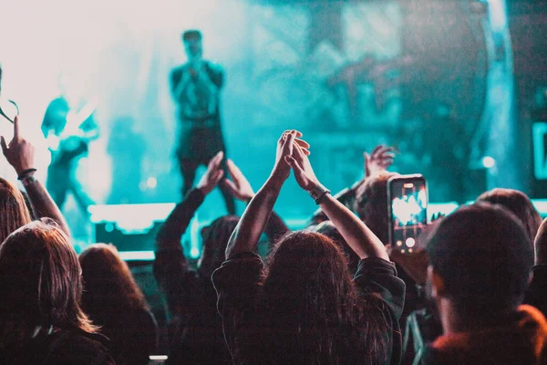 Multidão Concerto Silhuetas Luzes Palco — Fotografia de Stock