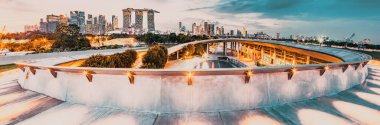SİNGAPORE, SINGAPORE - Mart 2019: Vibrant Singapur gece silueti