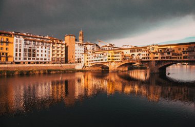 Ponte Vecchio Floransa 'da muhteşem bir gün batımı