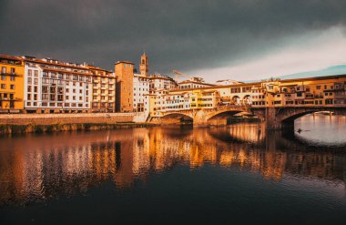 Ponte Vecchio Floransa 'da muhteşem bir gün batımı
