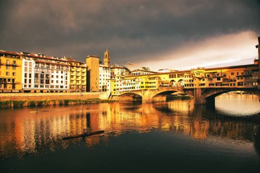 Ponte Vecchio Floransa 'da muhteşem bir gün batımı