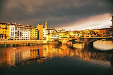 Ponte Vecchio Floransa 'da muhteşem bir gün batımı