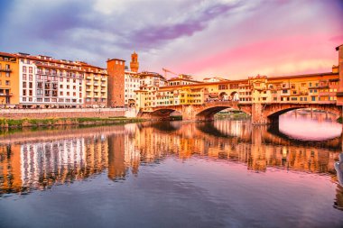Ponte Vecchio Floransa 'da muhteşem bir gün batımı