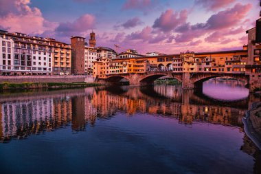 Ponte Vecchio Floransa 'da muhteşem bir gün batımı