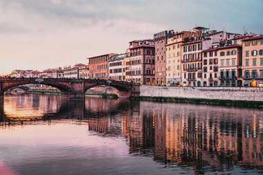 Ponte Vecchio Floransa 'da muhteşem bir gün batımı