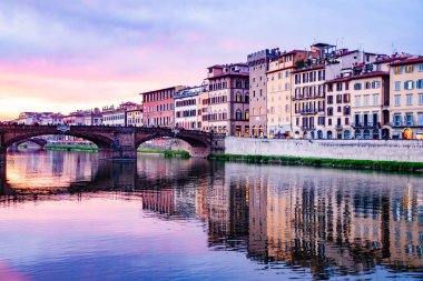 Ponte Vecchio Floransa 'da muhteşem bir gün batımı
