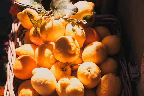 Frische Reife Orangen Einem Korb Auf Einem Holztisch — Stockfoto