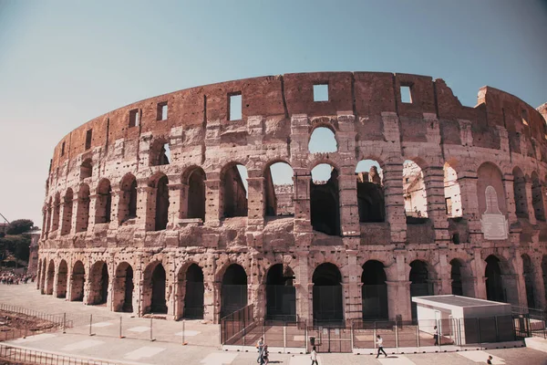 罗马斗兽场座落于古罗马广场的古城 世界上最大的竞技场 — 图库照片