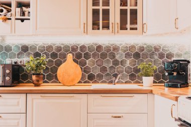 Beyaz mobilyaların arka planında modern mutfak.