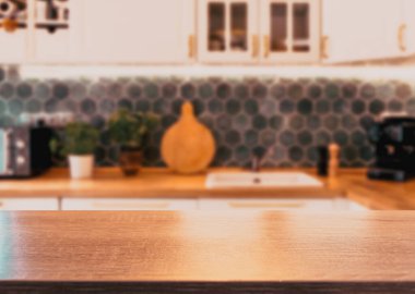 Mutfağın içi bulanık ve masa arkaplanı ahşap.