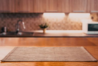 Mutfağın içi bulanık ve masa arkaplanı ahşap.