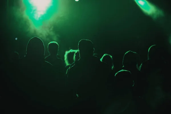 Menigte Bij Concert Silhouetten Podiumlicht — Stockfoto