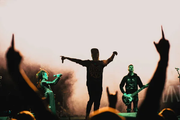 Publik Konsert Och Silhuetter Scenbelysning — Stockfoto