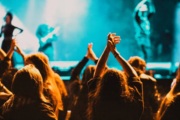 Multidão Concerto Silhuetas Luzes Palco — Fotografia de Stock