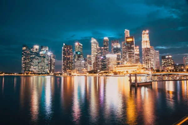 シンガポール シンガポール 2019年3月 マリーナベイ サンズ アートサイエンス ミュージアム 高層ビル 観光船との夜のシンガポール マリーナ — ストック写真