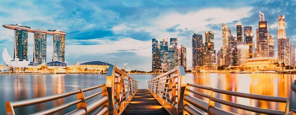 シンガポール シンガポール 2019年3月 マリーナベイ サンズ アートサイエンス ミュージアム 高層ビル 観光船との夜のシンガポール マリーナ — ストック写真
