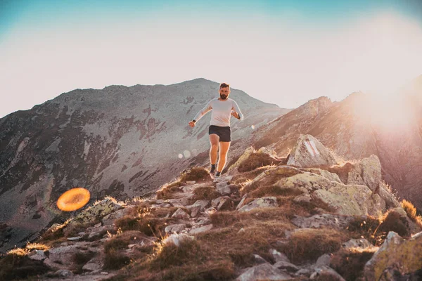 Trail Runner Hardlopen Het Berglandschap Bij Zonsondergang Actieve Levensstijl — Stockfoto