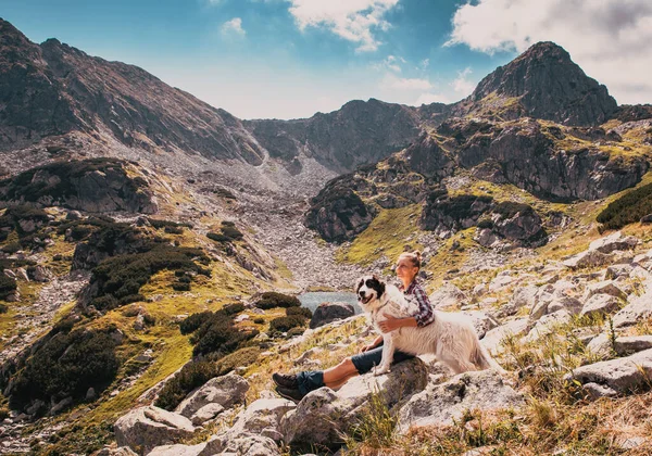 Frau Mit Weißem Hund Sitzt Auf Berggipfel Sommerlicher Landschaft Langsames — Stockfoto