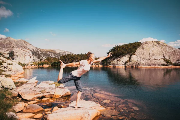 Jovem Saudável Fazendo Ioga Paisagem Montanha Por Lago — Fotografia de Stock