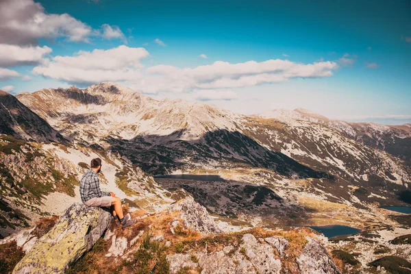 Homem Bonito Sentado Topo Montanha Incrível Paisagem Verão — Fotografia de Stock