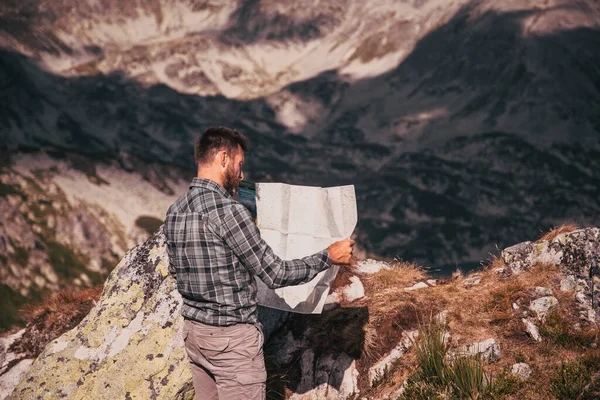 Knappe Man Kijkt Naar Mens Top Van Berg Een Geweldig — Stockfoto