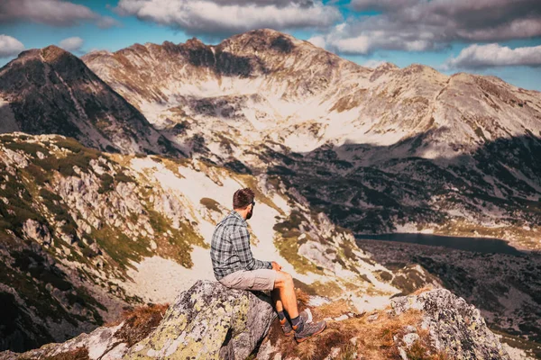 Pohledný Muž Sedí Vrcholu Hory Úžasné Letní Krajiny — Stock fotografie