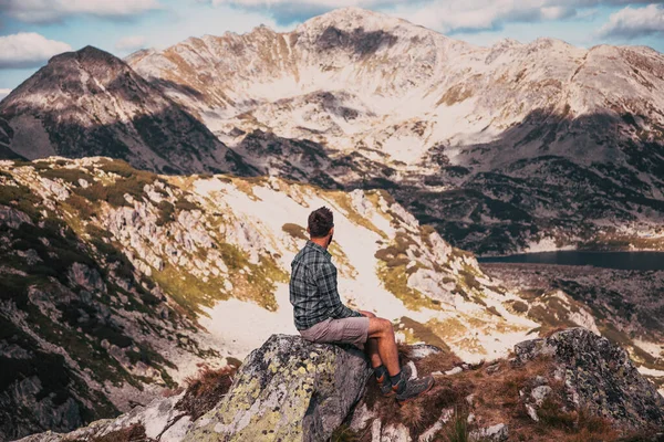 Homem Bonito Sentado Topo Montanha Incrível Paisagem Verão — Fotografia de Stock