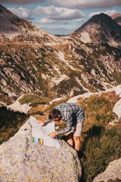 Schöner Mann Schaut Mann Auf Berggipfel Herrlicher Sommerlandschaft — Stockfoto