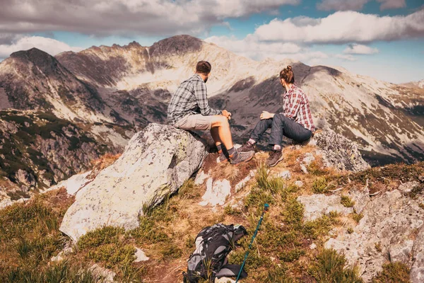 Casal Sentado Topo Montanha Incrível Paisagem Verão — Fotografia de Stock