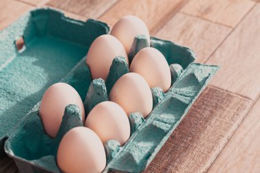 Tepside kocaman beyaz organik yumurtalar.