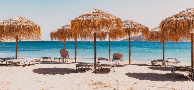 Yaz tatili arka planında plaj şemsiyeleri.