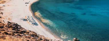 Yunanistan 'da turkuaz suyu olan güzel bir sahil