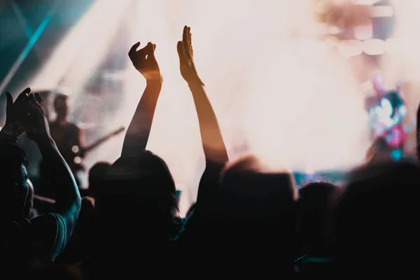 コンサートで手を上げた群衆 夏の音楽祭 — ストック写真