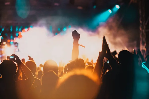 Πλήθος Σηκωμένα Χέρια Συναυλία Καλοκαιρινό Φεστιβάλ Μουσικής — Φωτογραφία Αρχείου