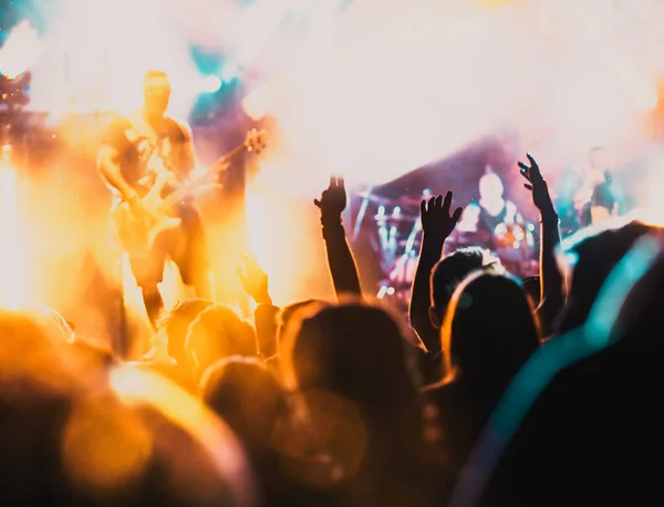コンサートで手を上げた群衆 夏の音楽祭 — ストック写真