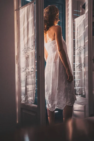 Жінка Білій Літній Сукні Відкриває Балконні Двері — стокове фото