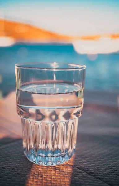 Φρέσκο Καθαρό Ποτήρι Νερό Την Ηλιόλουστη Μέρα — Φωτογραφία Αρχείου