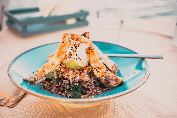 Teller Mit Quinoa Salat Mit Frischen Kräutern Und Hühnerfleisch Keto — Stockfoto