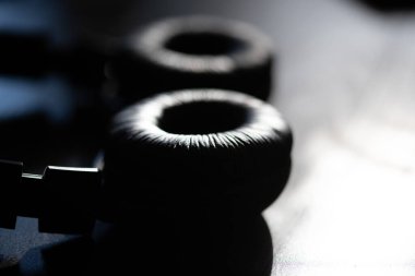 siyah kulaklık soyut yakın çekim