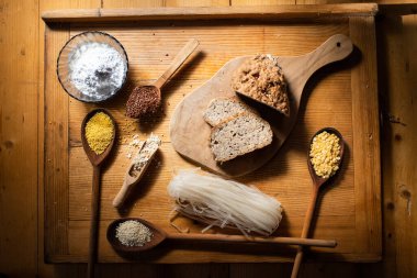 Glütensiz un ekmeği ve tahıl darı tapyoka keten tohumu pirinç yulafı mercimek