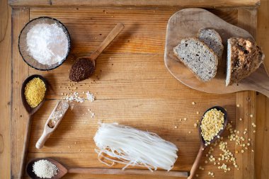 Glütensiz un ekmeği ve tahıl darı tapyoka keten tohumu pirinç yulafı mercimek