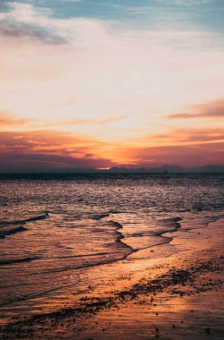 Yaz tatili arka planında harika bir gün batımı.