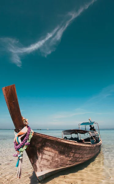 タイの海の風景です エキゾチックなビーチ ビューと伝統的な船 — ストック写真