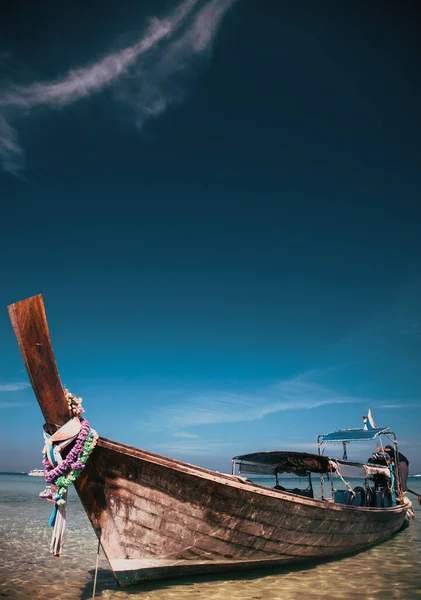 タイの海の風景です エキゾチックなビーチ ビューと伝統的な船 — ストック写真