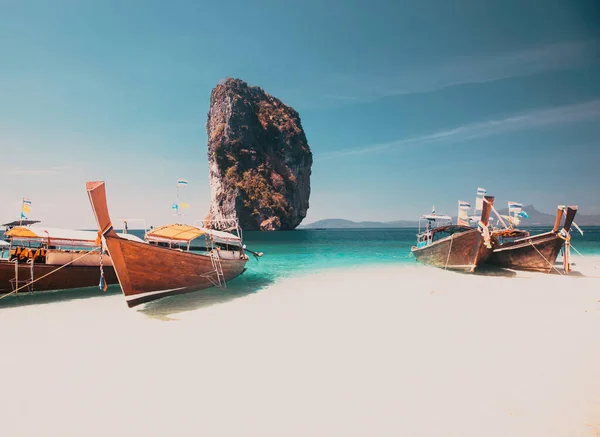 タイの海の風景です エキゾチックなビーチ ビューと伝統的な船 — ストック写真