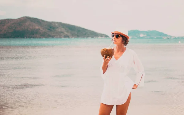 Donna Con Noce Cocco Sulla Splendida Spiaggia Tropicale Thailandia — Foto Stock