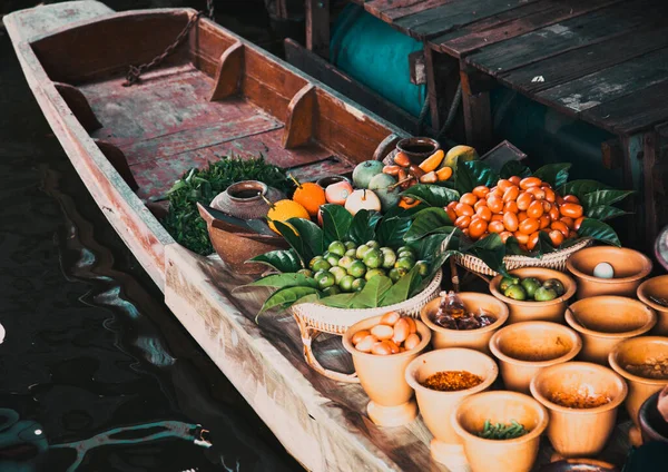 泰国一个浮动市场的船上新鲜食材 — 图库照片