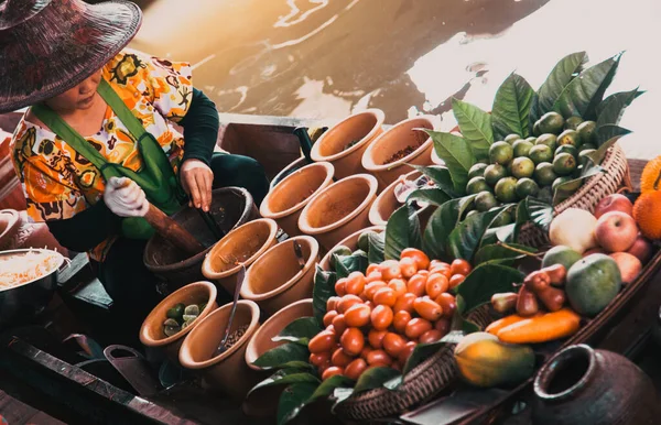 Świeże Składniki Łodzi Pływającym Rynku Tajlandia — Zdjęcie stockowe